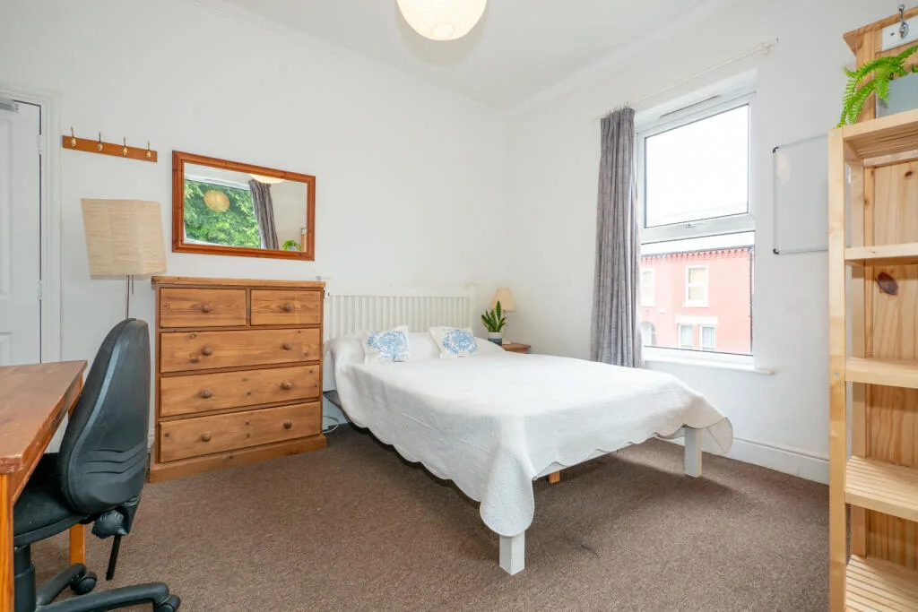 6 bedroom end of terrace house for rent