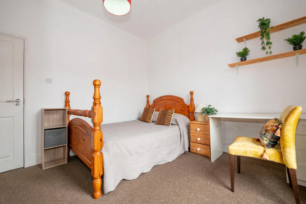 6 bedroom end of terrace house for rent