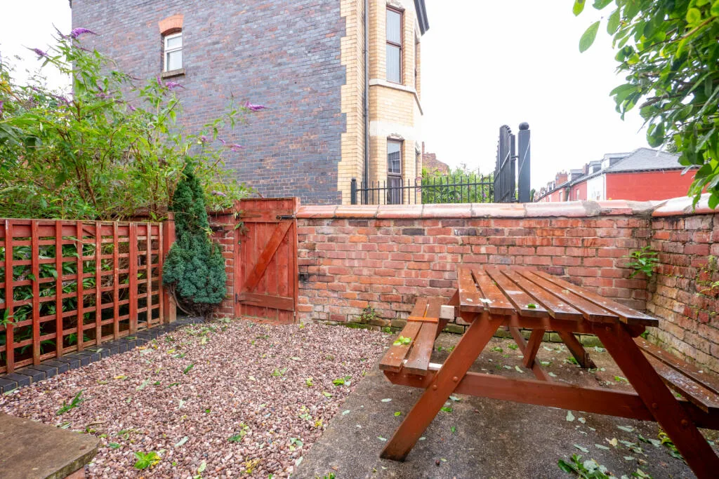 6 bedroom end of terrace house for rent