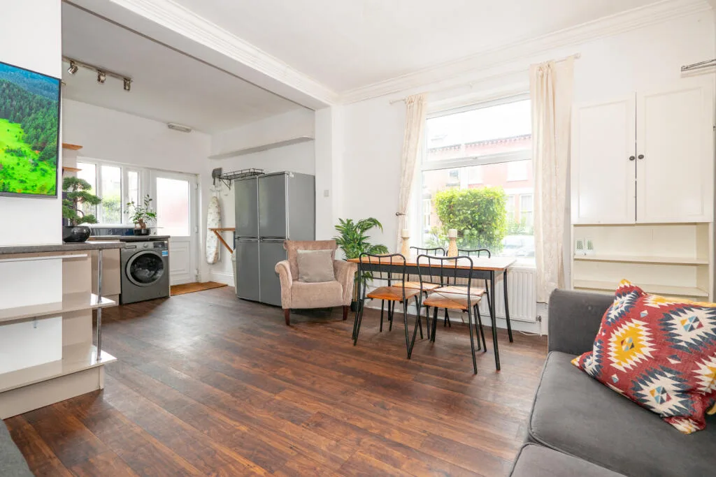 6 bedroom end of terrace house for rent
