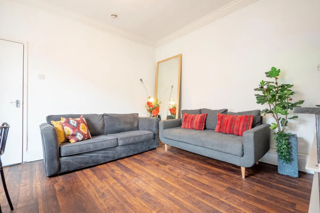 6 bedroom end of terrace house for rent