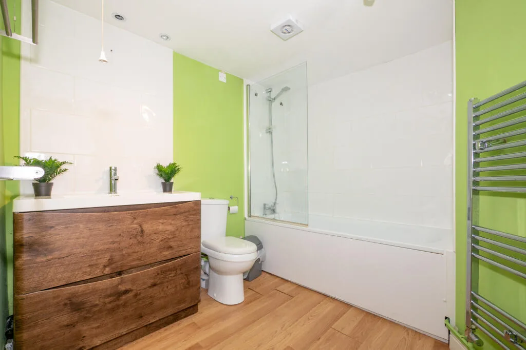 6 bedroom end of terrace house for rent
