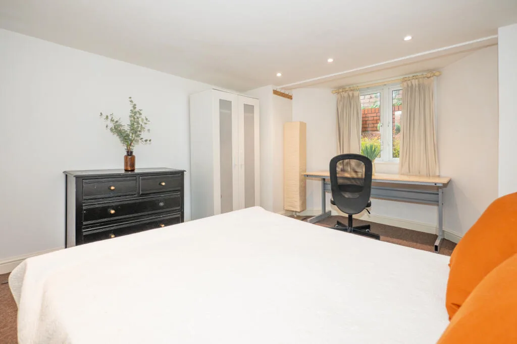 6 bedroom end of terrace house for rent