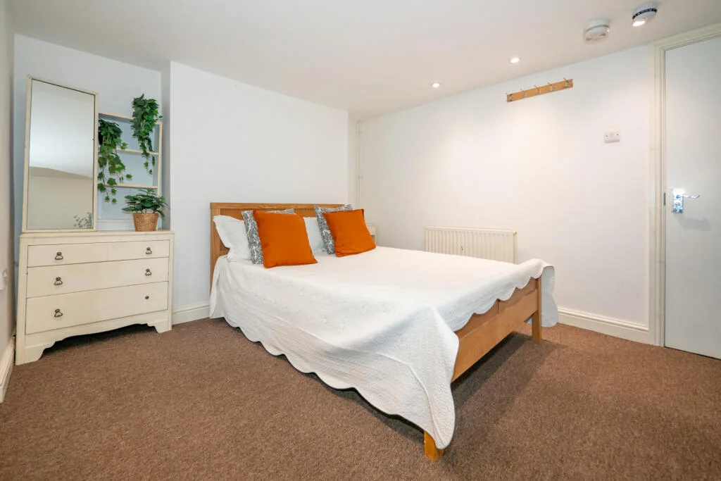 6 bedroom end of terrace house for rent