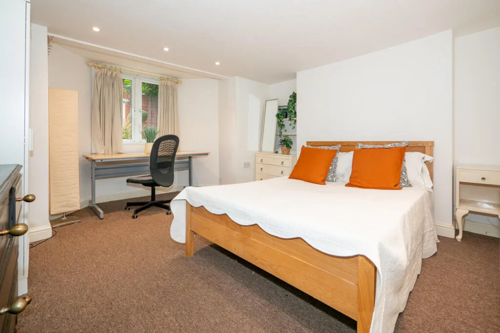 6 bedroom end of terrace house for rent