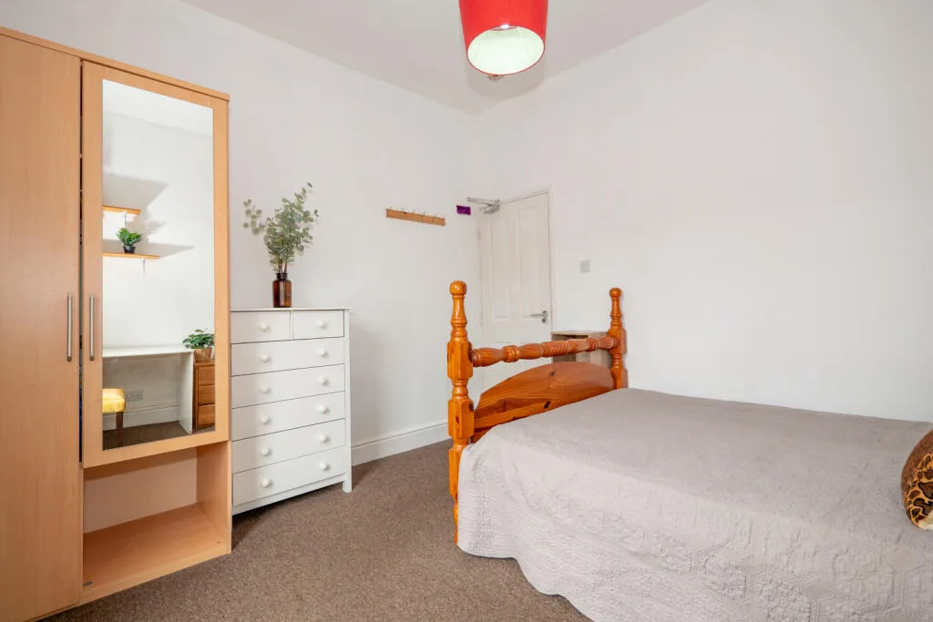 6 bedroom end of terrace house for rent