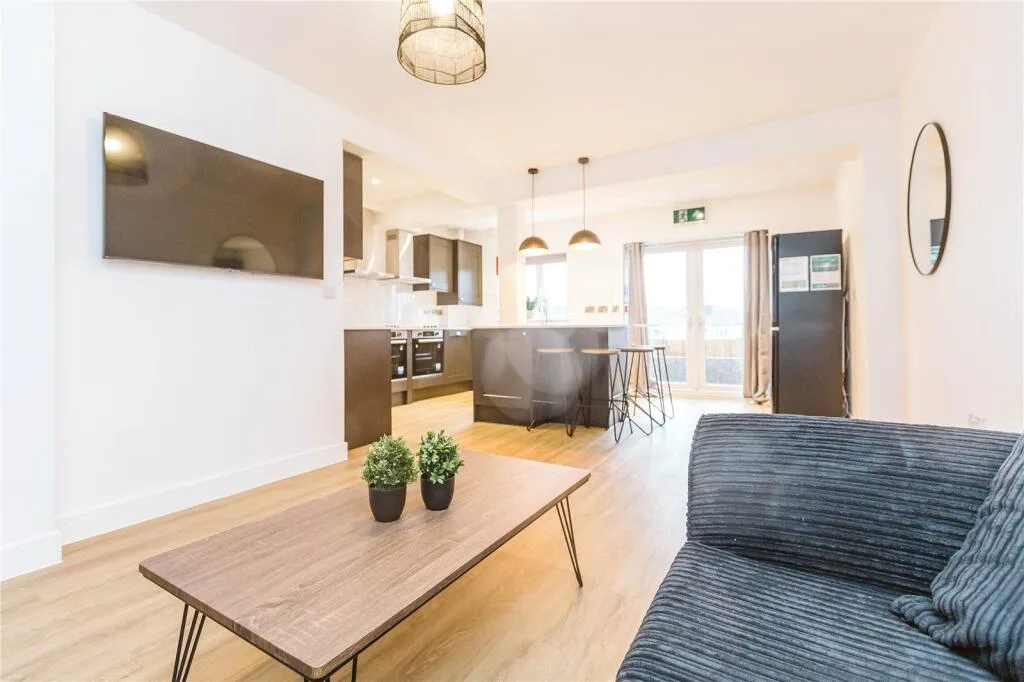 6 bedroom terraced house for rent