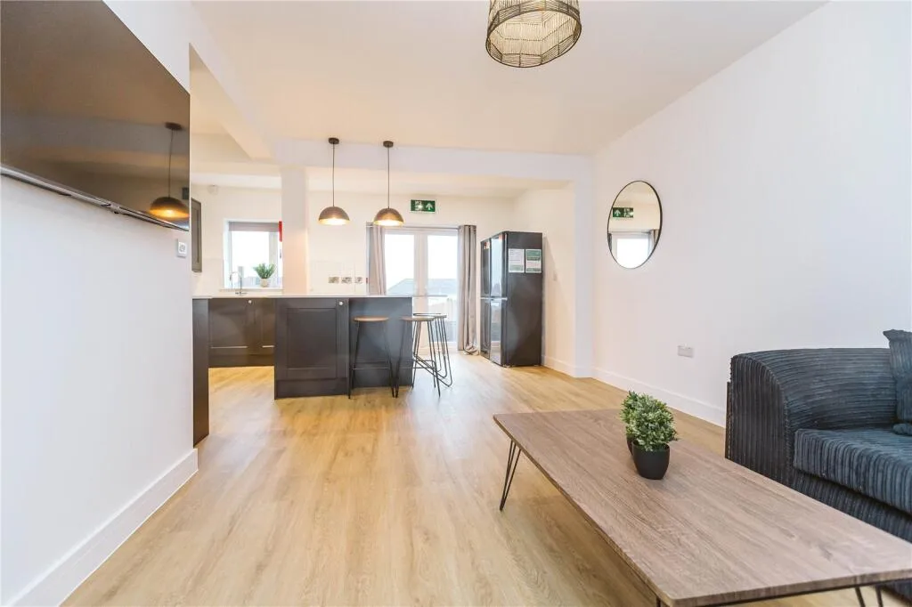 6 bedroom terraced house for rent