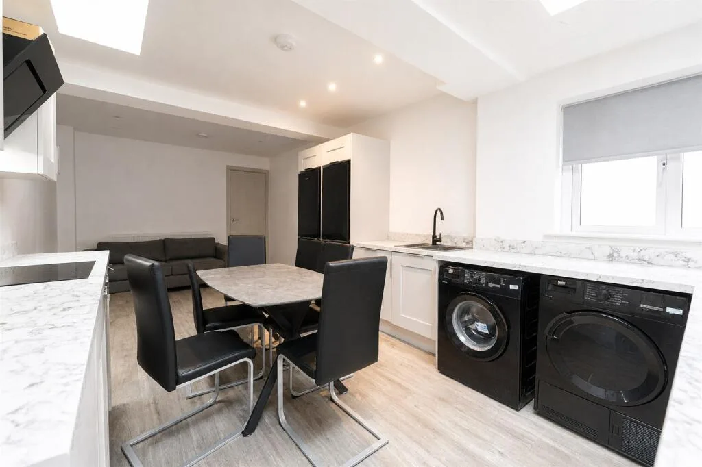 6 bedroom house for rent