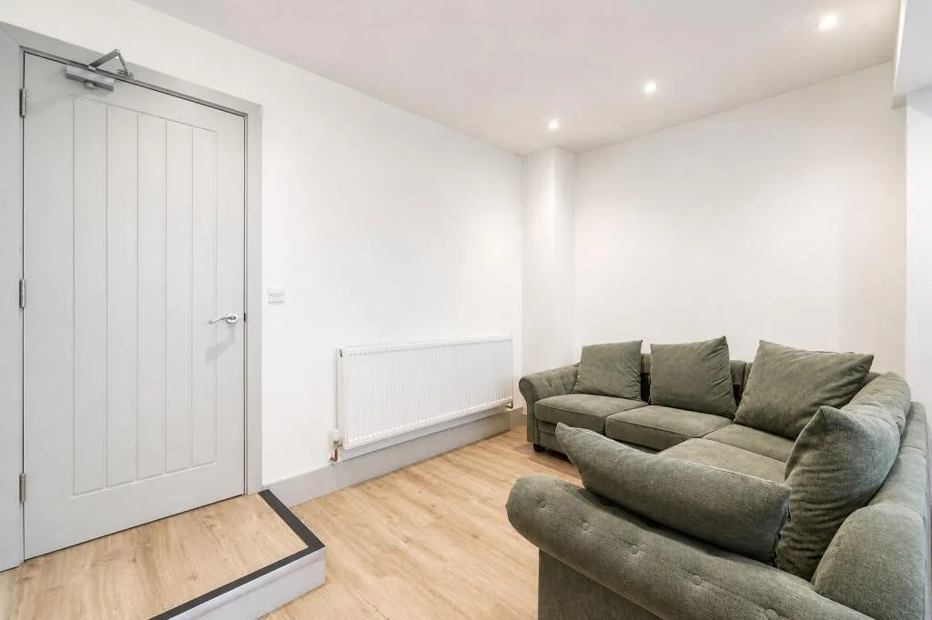 6 bedroom house for rent