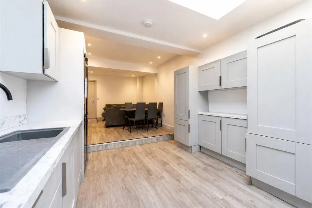 6 bedroom house for rent