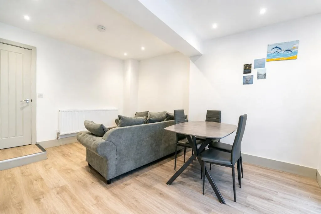 6 bedroom house for rent