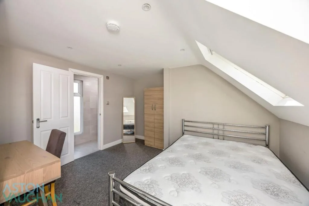 5 bedroom semi-detached house for rent