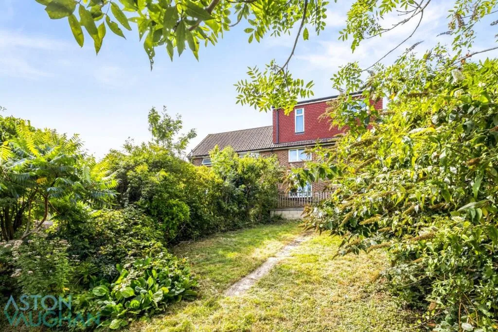 5 bedroom semi-detached house for rent