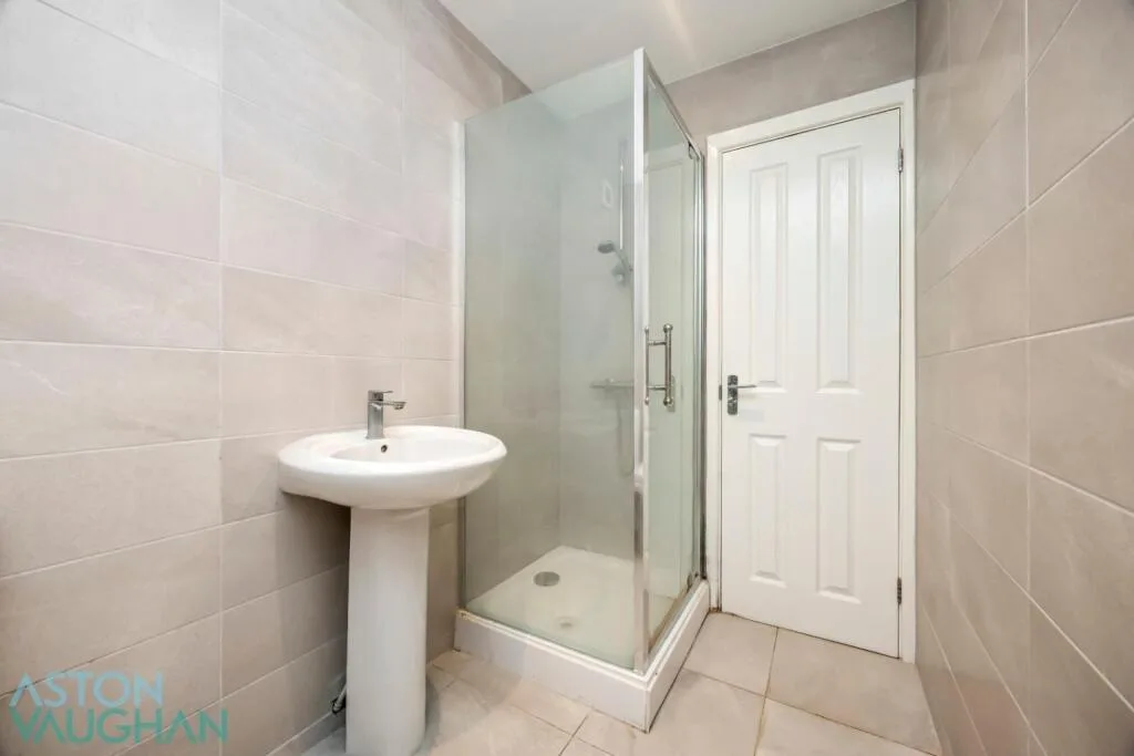 5 bedroom semi-detached house for rent