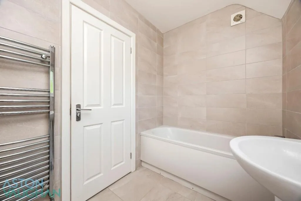 5 bedroom semi-detached house for rent