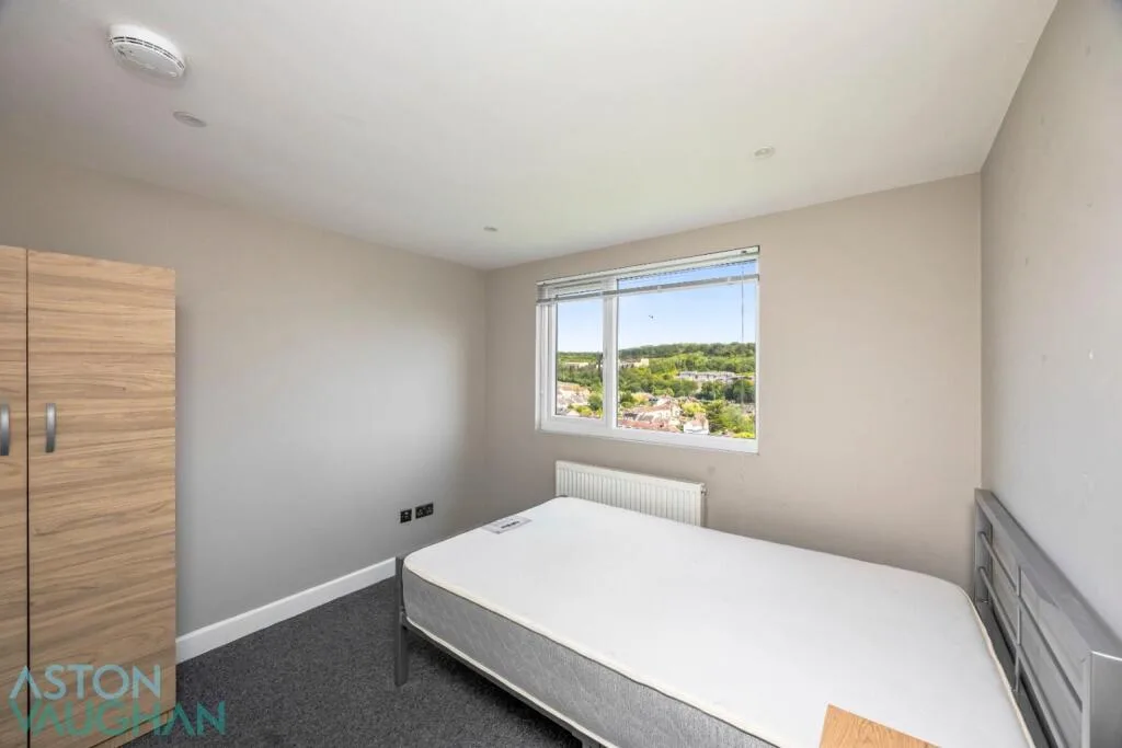 5 bedroom semi-detached house for rent