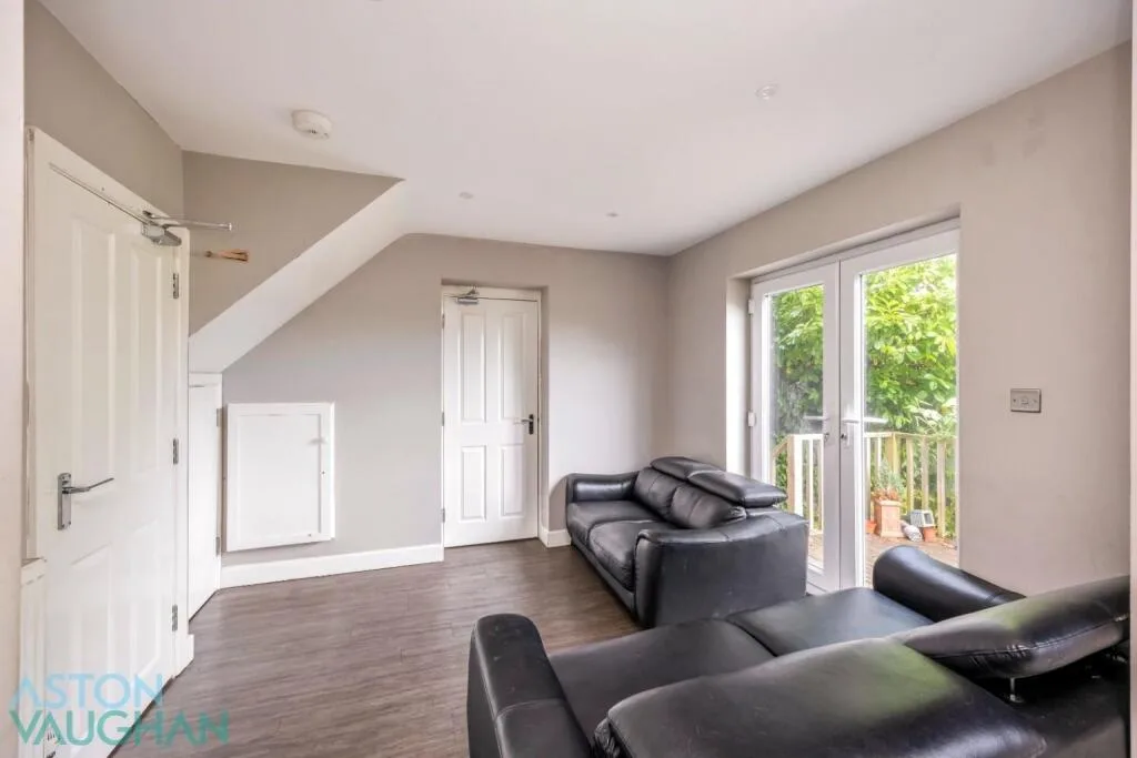5 bedroom semi-detached house for rent