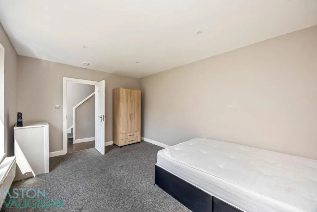 5 bedroom semi-detached house for rent