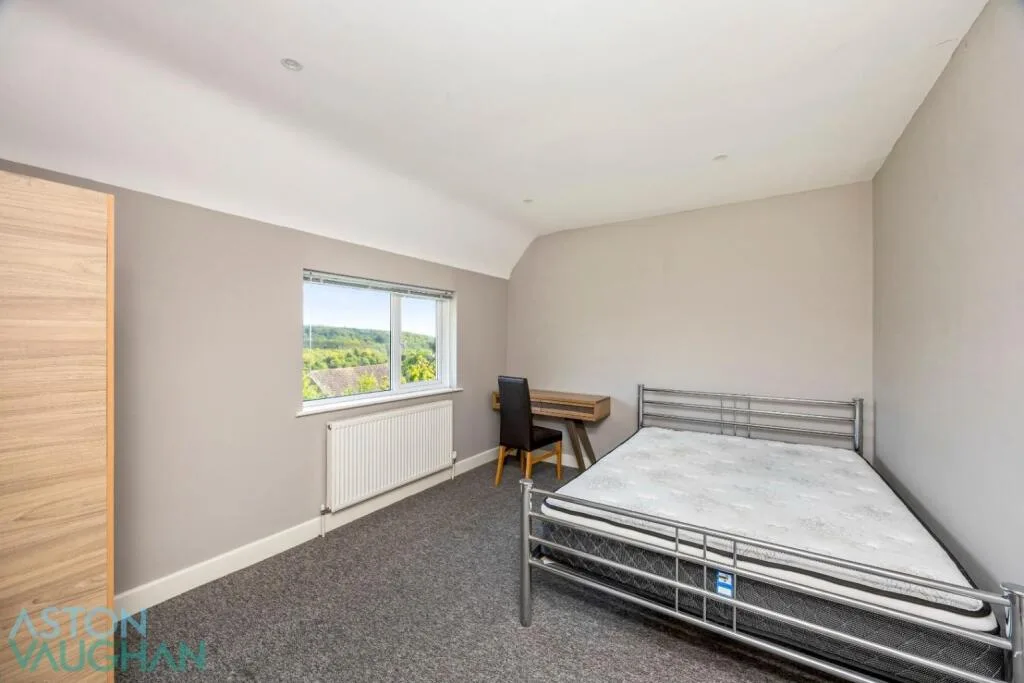 5 bedroom semi-detached house for rent