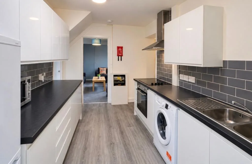 6 bedroom detached house for rent