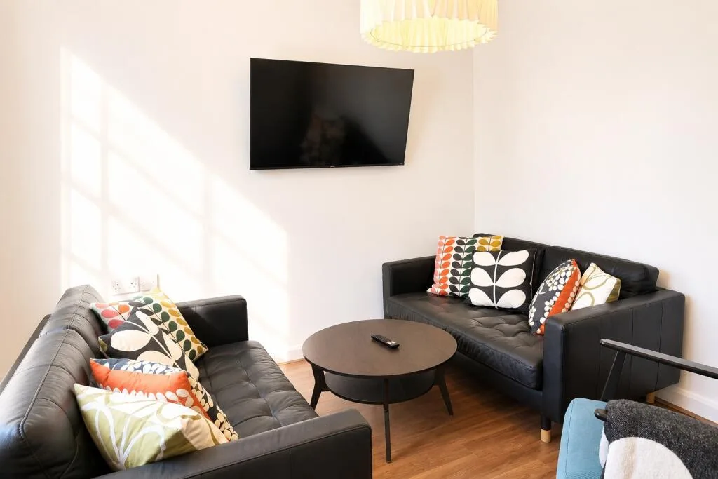 5 bedroom semi-detached house for rent