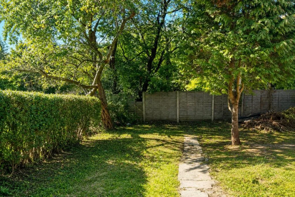 5 bedroom semi-detached house for rent