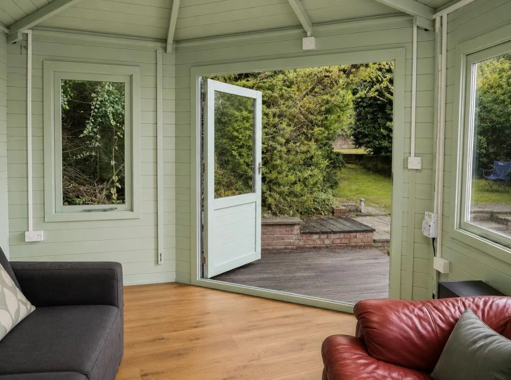 5 bedroom detached house for rent