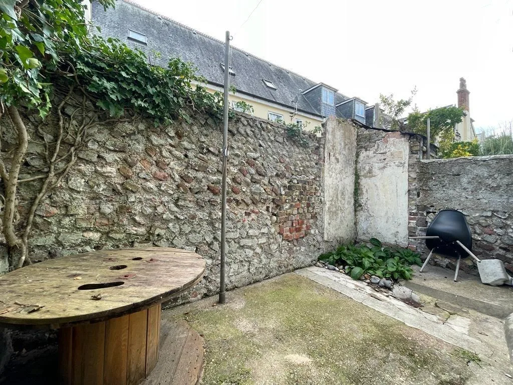 5 bedroom terraced house for rent