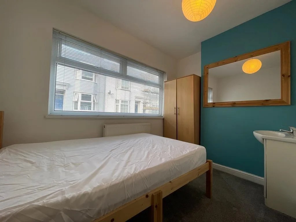 5 bedroom terraced house for rent
