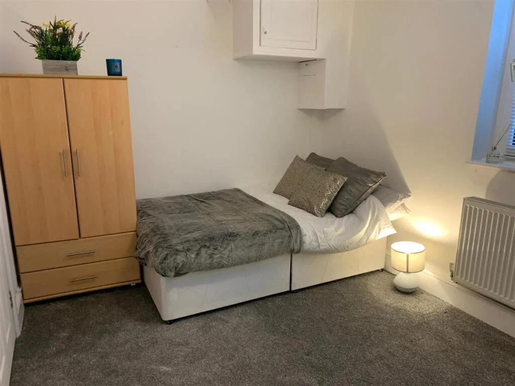 5 bedroom terraced house for rent