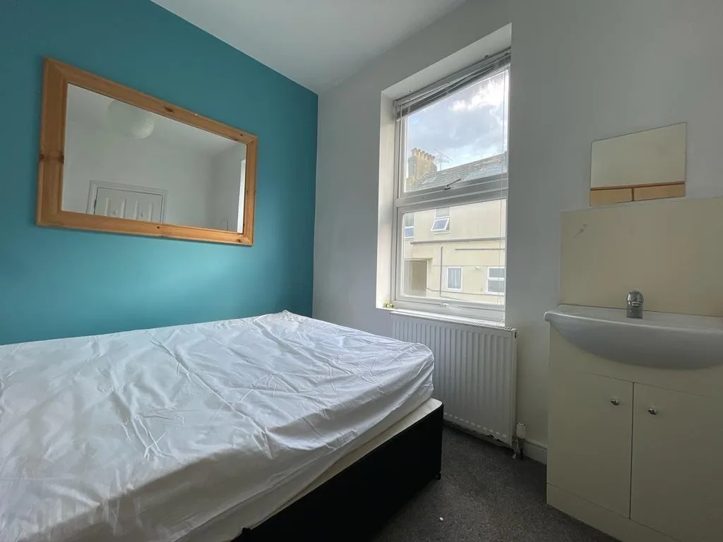 5 bedroom terraced house for rent