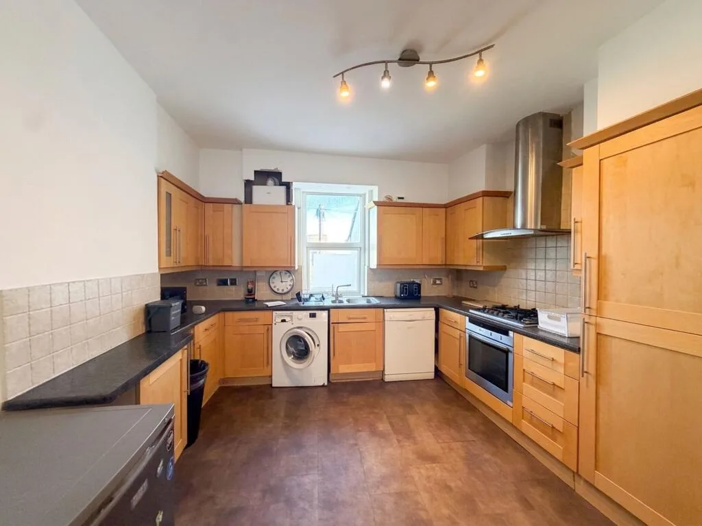 4 bedroom maisonette for rent