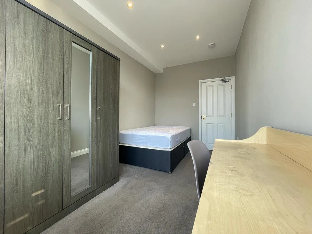 6 bedroom terraced house for rent