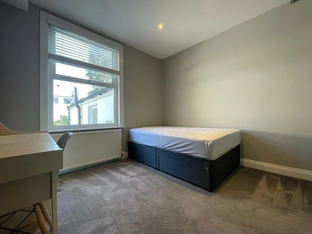 6 bedroom terraced house for rent