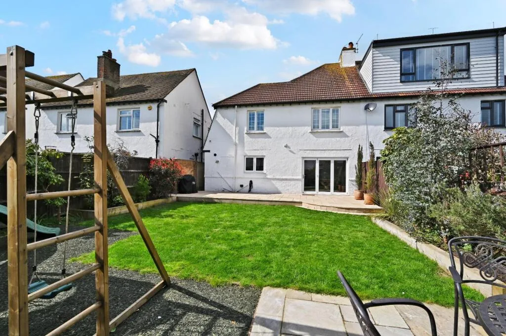 3 bedroom semi-detached house for rent
