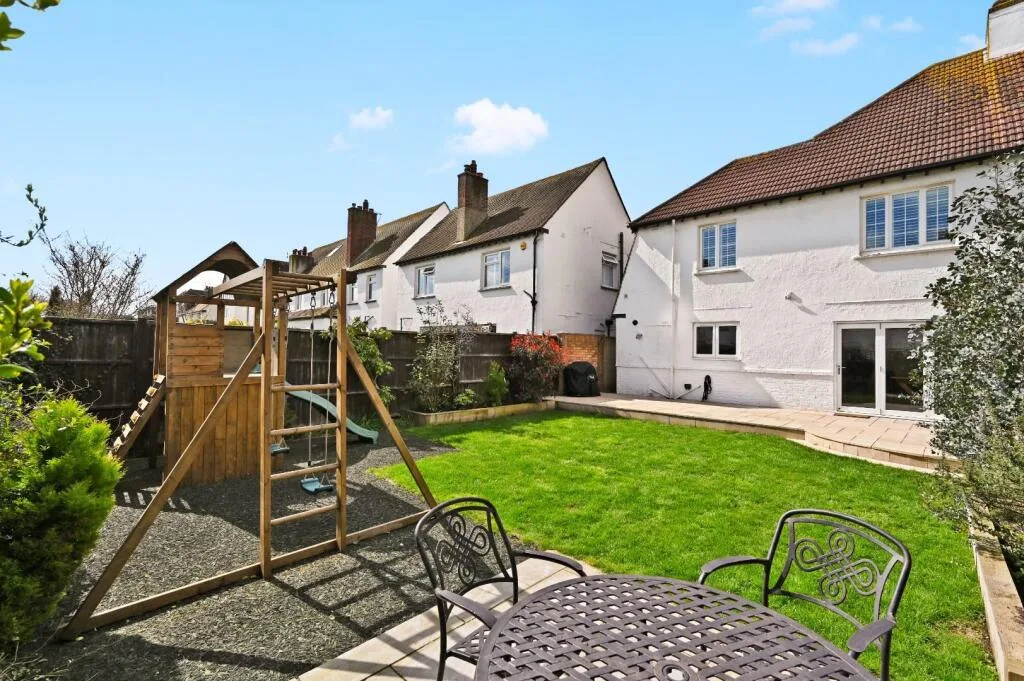 3 bedroom semi-detached house for rent