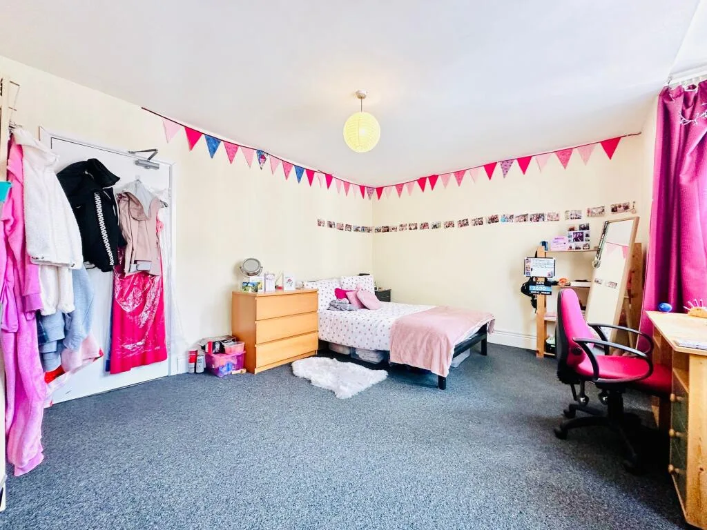 5 bedroom terraced house for rent
