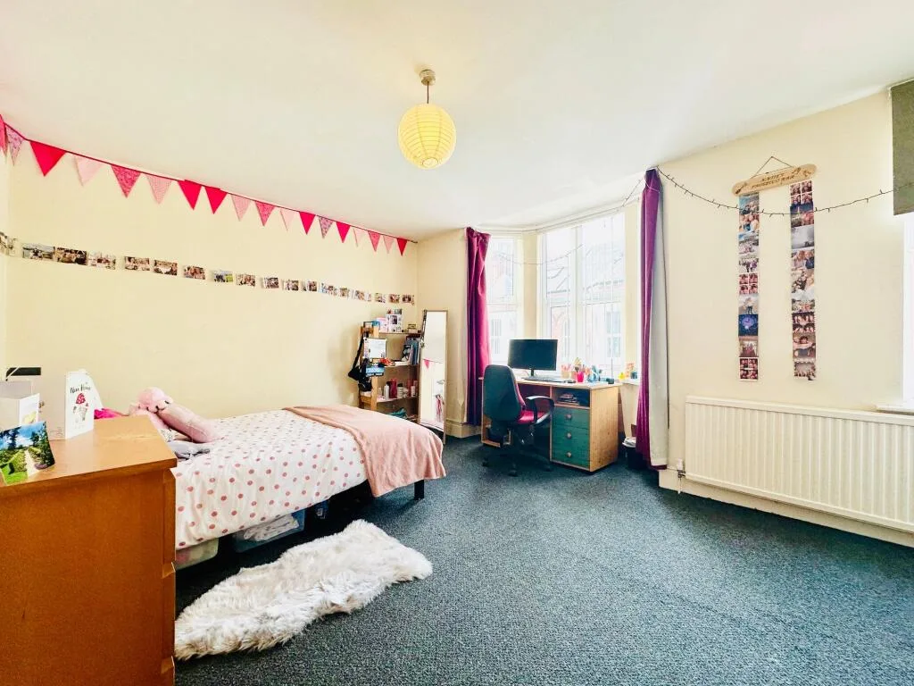 5 bedroom terraced house for rent