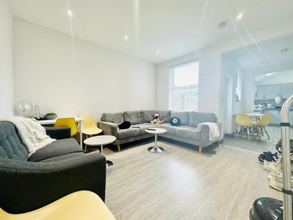 5 bedroom terraced house for rent