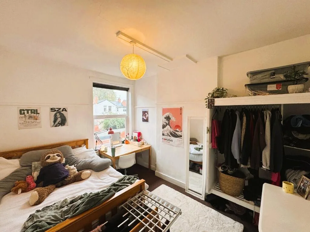 5 bedroom semi-detached house for rent