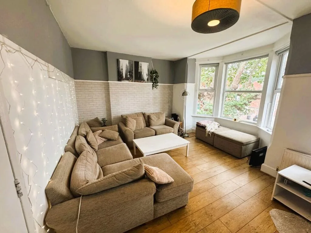5 bedroom semi-detached house for rent