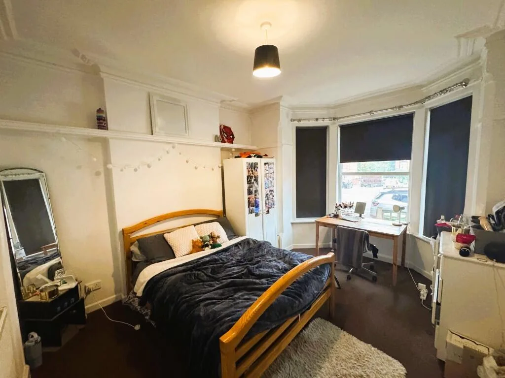 5 bedroom semi-detached house for rent