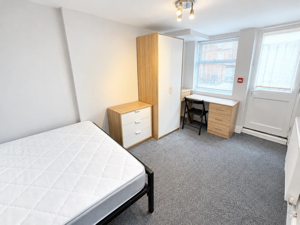6 bedroom terraced house for rent