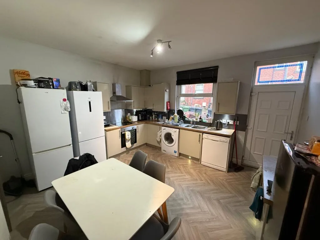 6 bedroom terraced house for rent