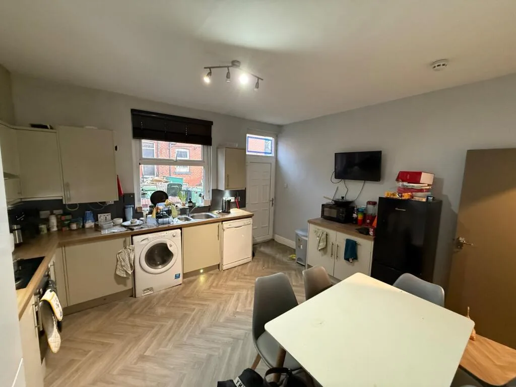 6 bedroom terraced house for rent