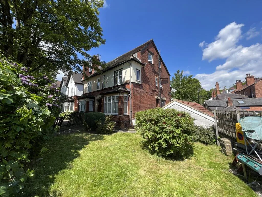 6 bedroom semi-detached house for rent