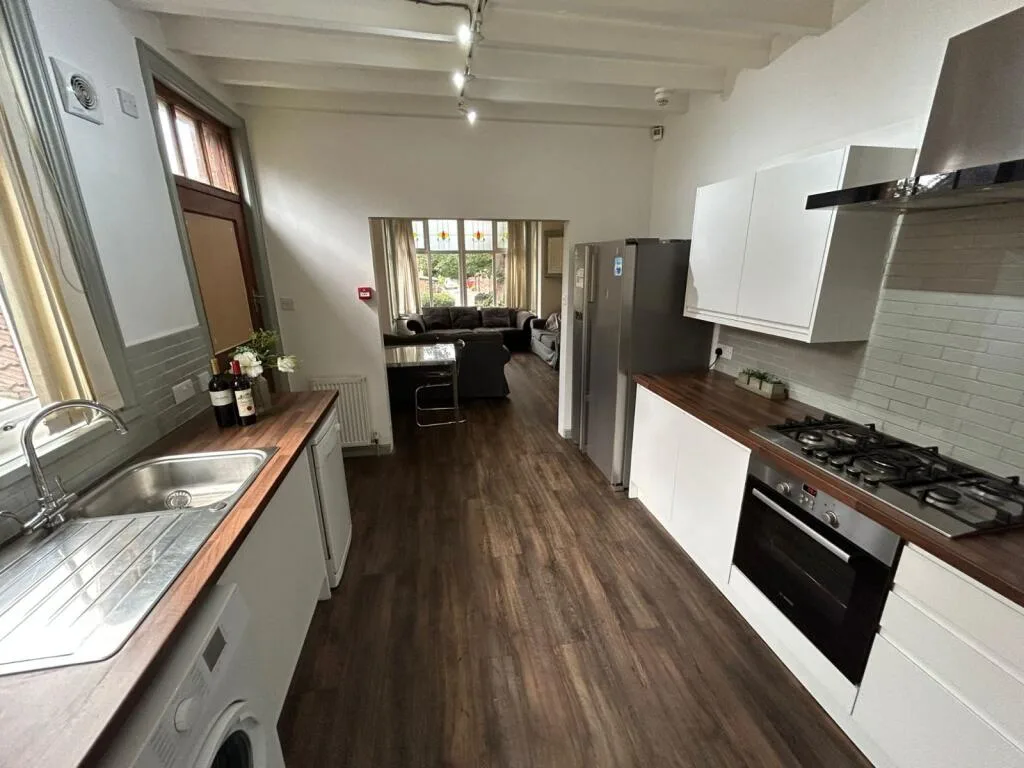 6 bedroom semi-detached house for rent