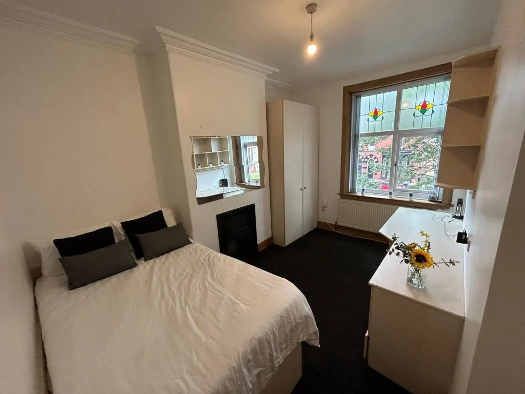 6 bedroom semi-detached house for rent