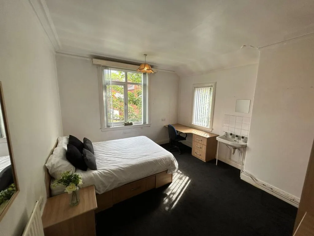 6 bedroom semi-detached house for rent